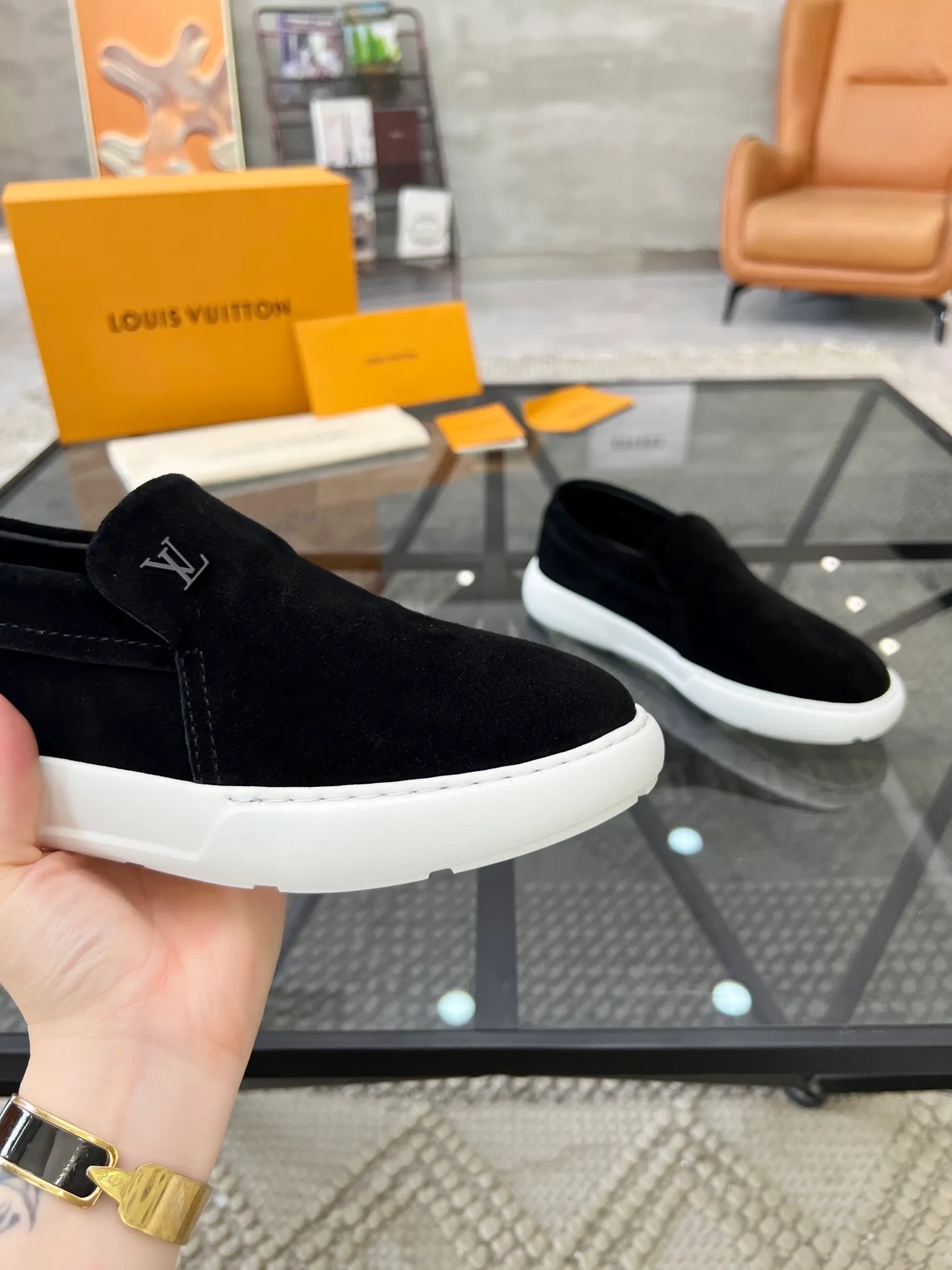 Factory price: 520💰 LV🔍Top purchasing agent🇮🇹 Road The most popular sneakers are available at the same time in the super popular sports shoe counters. The uppers are made of Italian original imported cowhide fabric. The classic and generous layout is a must-have for fashionistas. The complex craftsmanship is perfectly reproduced. The imported soft water-dyed cowhide lining is padded. The soles are: original soles specially provided by the factory. The exclusive foamed molded soles are super comfortable. The original factory follows the order. 🔍🔍High quality. You can go in and out of the counter at will. Welcome to compare. Size 39-45 (38 can be ordered)